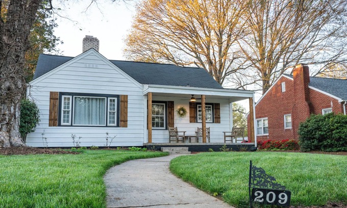 High Point Casa | Charming 2BR Guest House in Historic High Point – Walk to HPU, Museums & Dining!