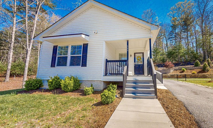 Fletcher Casa | Charming 2BR Retreat with Full Kitchen, Wifi and Gas Grill for Outdoor Dinning