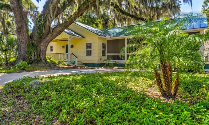 St. Augustine Cabaña | Charming 2BR Uptown Cottage - Artsy & Vibrant!