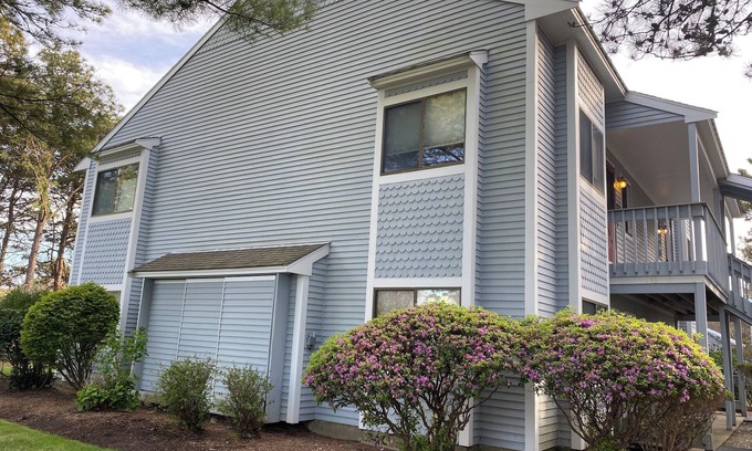 Brewster Condominio | Charming 2nd floor 2-bedroom condo with AC WiFi in tranquil Brewster.