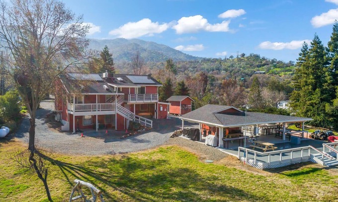 Three Rivers Casa | Charming 3-4 BR home with pool, river access & sweeping grounds