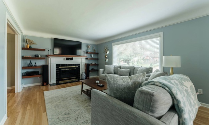 Grosse Pointe Casa | Charming 3-bedroom house with WiFi, AC in beautiful Grosse Pointe Park
