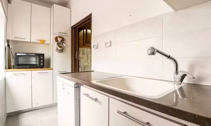 Daliyat al-Karmel Casa | Charming 3-Bedroom Home in Heart of Daliyat al-Karmel. Park & Walk Everywhere