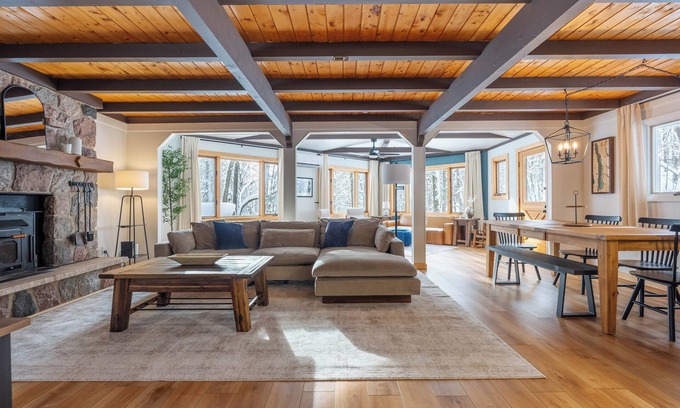 Bellaire Chalet De Esquí | Charming 3 bed/2.5 bath Northern MI Retreat at Schuss Mountain