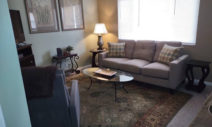 Ogden Condominio | Charming 3 bed/2 bath condo with Central AC/Heat & 2 car garage.