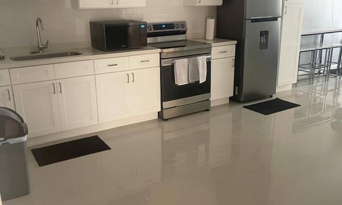 Portmore Apartamento | Charming 3-bed Apartment in Portmore With Pool
