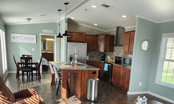 Lake Jackson Casa | Charming 3 bed-home near Surfside -plenty of onsite amenities