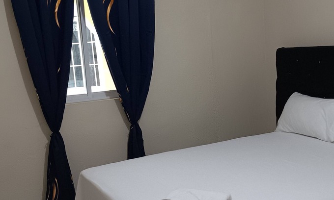 Gordon Town Apartamento | Charming 3-bedroom apartment in enchanting St. Andrew Parish with AC, WiFi.