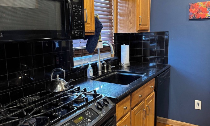 Dearborn Heights Casa | Charming 3-bedroom house with AC, WiFi in serene Dearborn Heights