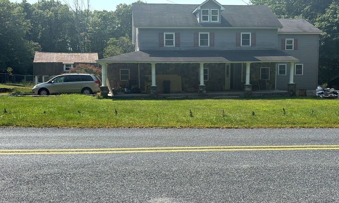 East Stroudsburg Casa | Charming 3-Bedroom Farmhouse in East Stroudsburg, PA
