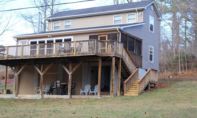 Staffordsville Casa | Charming 3-bedroom house on Walker Creek close to VT and R.U.