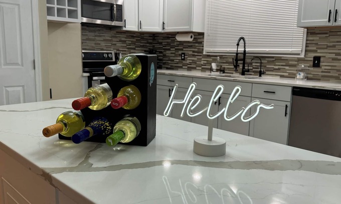 Norfolk - Virginia Beach Casa | Charming 3-bedroom upstairs unit apartment with WiFi and AC in Virginia Beach!!!