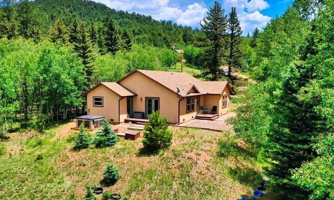 Cripple Creek Casa | Charming 3-bedroom house with hot tub and WiFi in awesome Cripple Creek