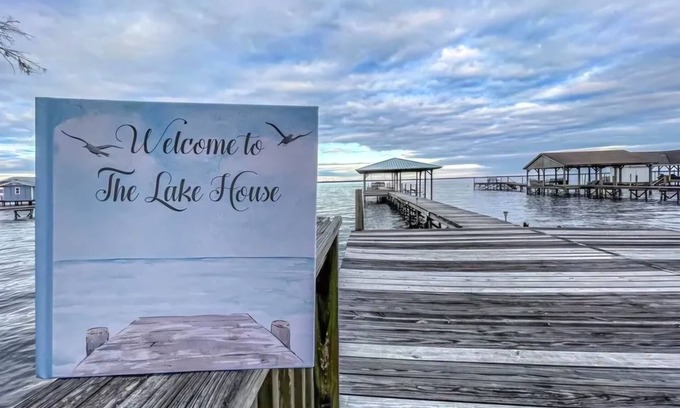 Lake Waccamaw Casa | Charming 3-bedroom house on enchanting Lake Waccamaw with AC