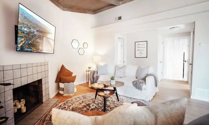 Campanil Casa | Charming 3 Bedroom House by Hendry's Beach!