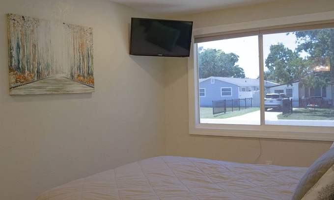 St. Petersburg - Clearwater Casa | Charming 3-bedroom house with WiFi, AC in brilliant St. Petersburg