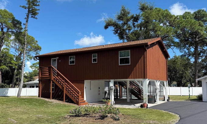 South Pinellas Community Council Casa | Charming 3-bedroom house with WiFi, AC, & swimming pool in peaceful St. Pete.