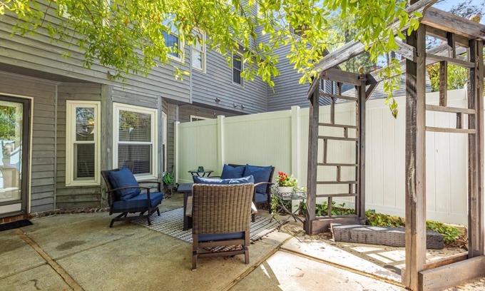 Greenville Casa | Charming 3-bedroom 2.5-bathroom townhome with WiFi and AC in Greenville