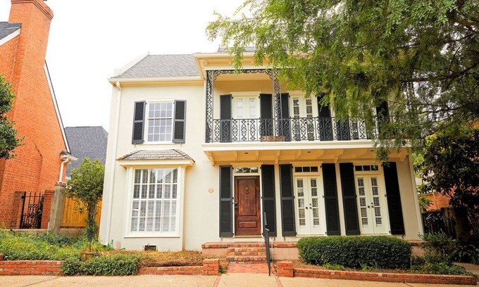 Summerville Casa | Charming 3-bedroom 3.5 bath located in a quiet cul-de-sac in Summerville.