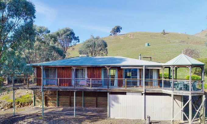 Bonnie Doon Casa | Charming 3-bedroom house in serene Bonnie Doon with lake views