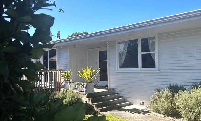 Otumoetai Casa | Charming 3-Bedroom Bungalow near CBD & the Mount