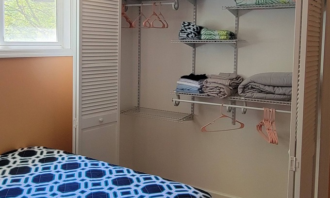 North East Cabaña | Charming 3-bedroom cottage in North East with WiFi, AC, Lake Erie Sunsets