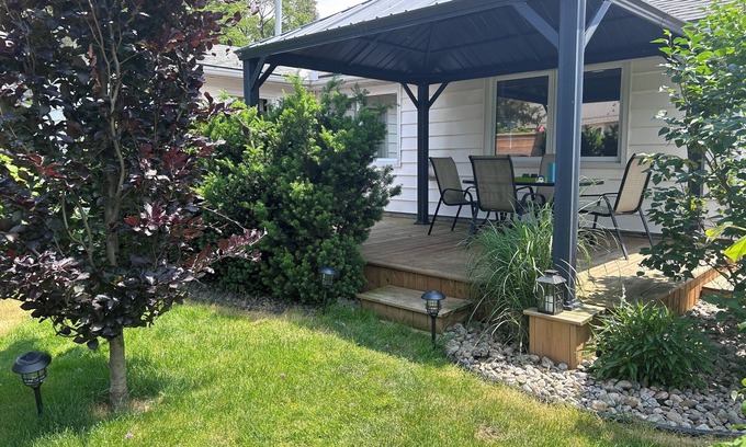 Chatham-Kent Cabaña | Charming 3 bedroom cottage, canal access to lake St Clair, family & pet friendly