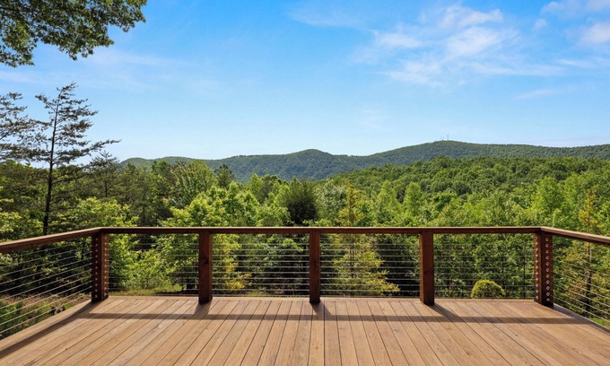 Piney Mountain Casa | Charming 3-bedroom cabin in marvelous Saluda with amazing views!