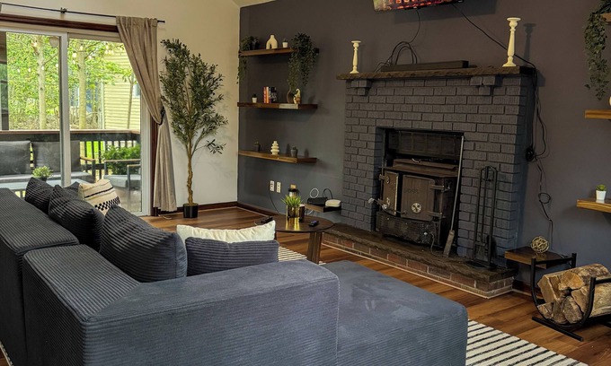 Tobyhanna Chalet De Esquí | Charming 3-bedroom chalet with WiFi, AC in welcoming Tobyhanna