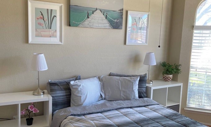 Southeast Arlington Cabaña | Charming 3-bedroom cottage in Pleasant Arlington with AC, WiFi
