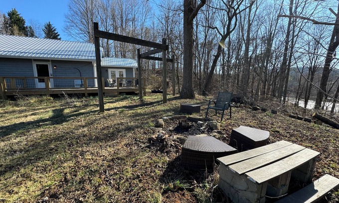 Woodfin Cabaña | Charming 3-bedroom cottage in amazing Asheville with WiFi, AC
