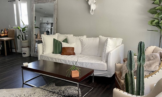 North Nashville Cabaña | Charming 3-bedroom cottage in welcoming Nashville with WiFi, AC