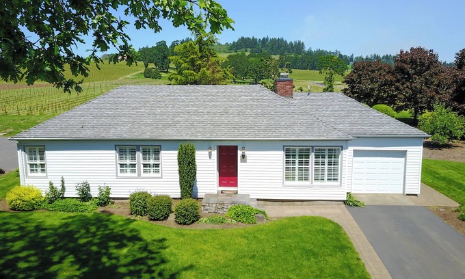 Dayton Cabaña | Charming 3-bedroom cottage located at scenic winery.
