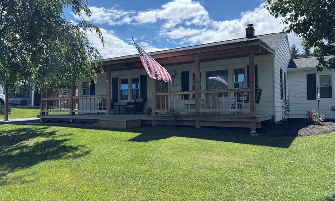 Harrisonburg Casa | Charming 3-bedroom Country Porch Home with AC, WiFi in Welcoming Town of Dayton