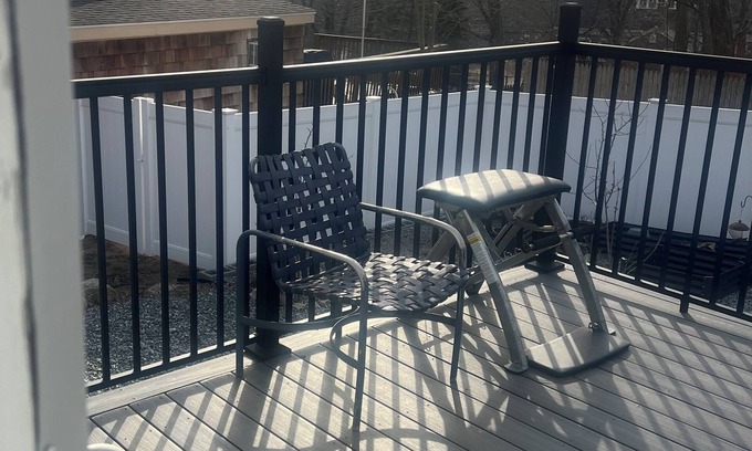 Fiskeville Apartamento | Charming 3-bedroom duplex with study space, WiFi in cool Hope Scituate.