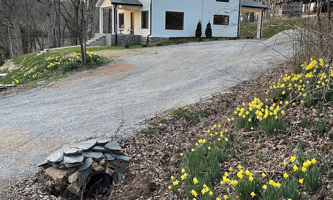 Charlotte Otro | Charming 3-bedroom farmhouse with WiFi in Historic Charlotte, TN