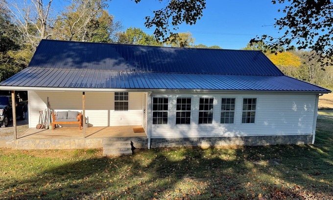 Charlotte Otro | Charming 3-bedroom farmhouse in historic Charlotte, TN