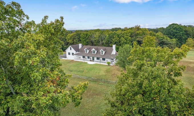 Lebanon Otro | Charming 3 bedroom farmhouse with room to roam in delightful Lebanon