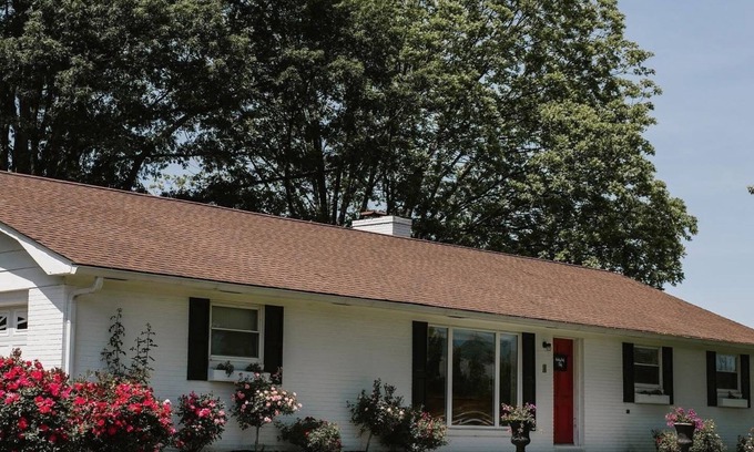 Hamblen County Otro | Charming 3-bedroom farmhouse in the hills of East Tennessee