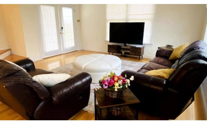 McCain Otro | Charming 3-bedroom farmhouse in terrific Durham with AC, WiFi
