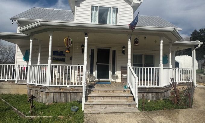 Hickman Otro | Charming 3-bedroom farmhouse with AC, WiFi in Burns