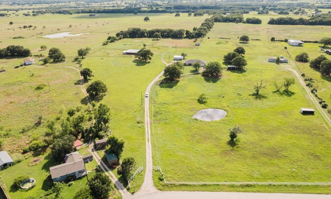 Wise County Otro | Charming 3-bedroom farmhouse in serene Boyd