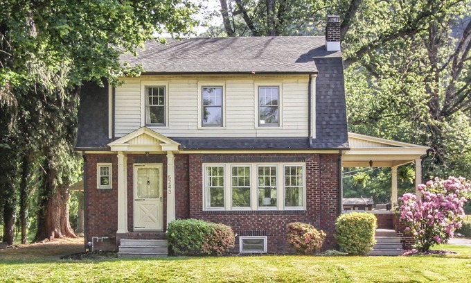 Loyalton Casa | Charming 3-bedroom house with WiFi, AC in serene Harrisburg