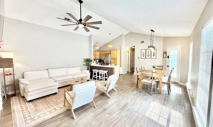 Lewisville Casa | Charming 3-bedroom house in delightful Lewisville with AC, WiFi