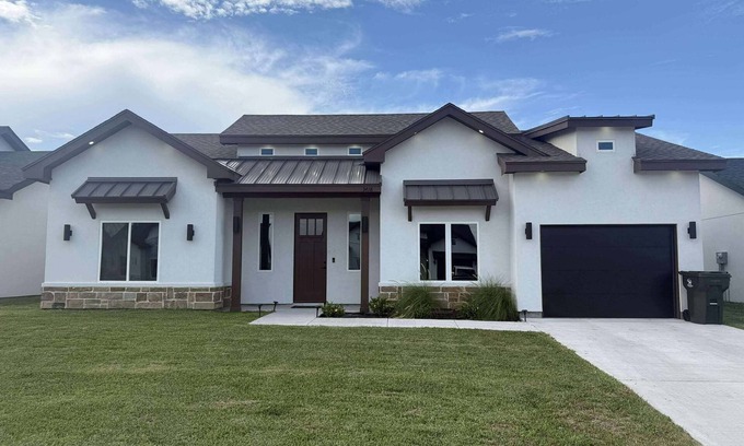 Harlingen Casa | Charming 3-bedroom House in Harlingen's Newest Subdivision.