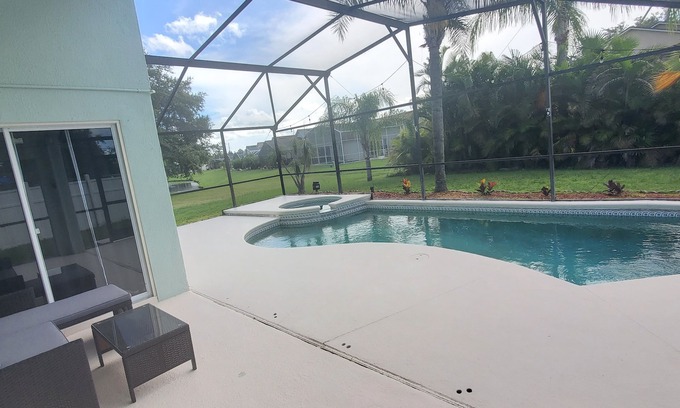Crescent Lakes Casa | Charming 3-bedroom house with WiFi, AC, Pool, Lake View, by Disney.
