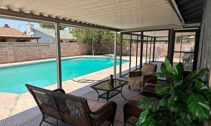 Sunrise Manor Casa | Charming 3-bedroom house with POOL and WiFi, AC in vibrant Las Vegas