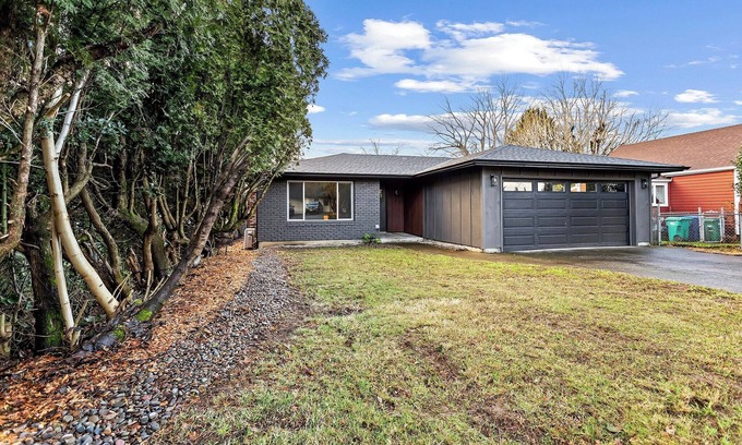 Milwaukie Casa | Charming 3-bedroom house with WiFi and AC in delightful Milwaukie!