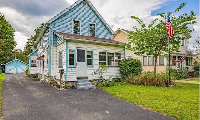 North Greece Casa | Charming 3-bedroom house in Rochester 2 min form waterfront & other activities