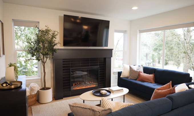 Lincoln Casa | Charming 3-bedroom House with Fire Place - Heart of Vancouver